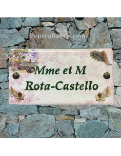 Plaque de Maison rectangle décor calanque,cigale et branches de pin fond rose pastel inscription personnalisée et bord vert