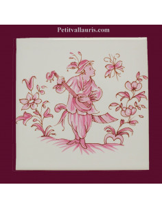 Motif sur carreau décor joueur de mandoline (1983) Tradition Vieux Moustiers rose