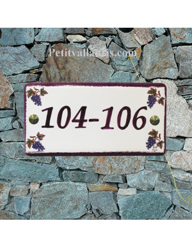 Plaque de numéro de maison en faience émaillée décor vignes inscription personnalisée rose-prune