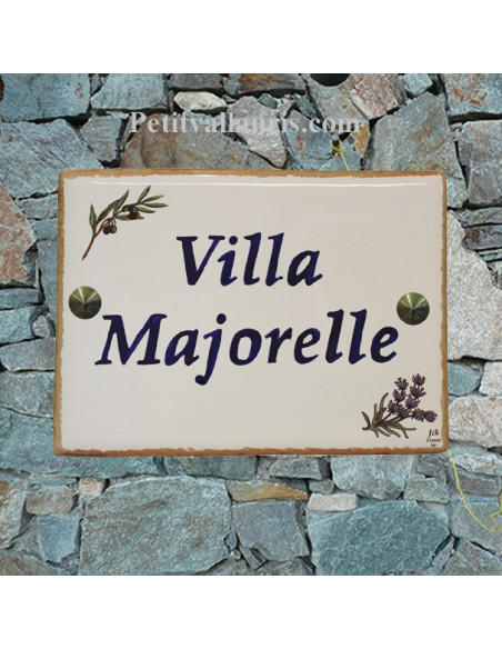 plaque de maison en céramique décor brins d'olives et de lavandes bord ocre-jaune inscription personnalisée bleue