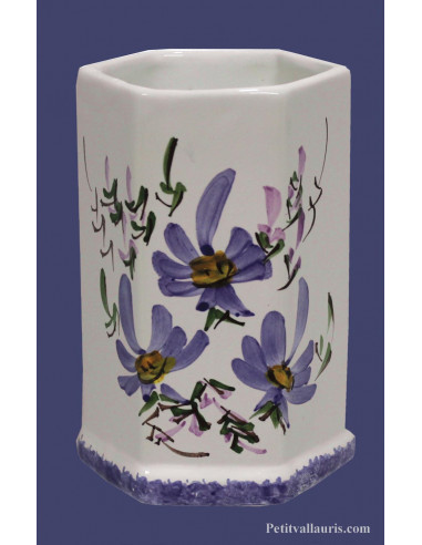 Tube-pot pour salle de bain en faience blanche modèle hexagonal décor artisanal fleurs bleues.