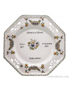 Assiette souvenir de Mariage octogonale décor fleurs polychrome