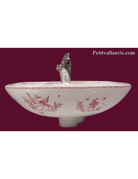 Lave-main en porcelaine modèle Odysse reproduction motifs oiseaux et personnages du décor Vieux Moustiers rose