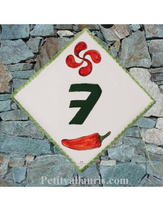 Numéro de Maison pose diagonale décor croix basque et piment espelette chiffre vert