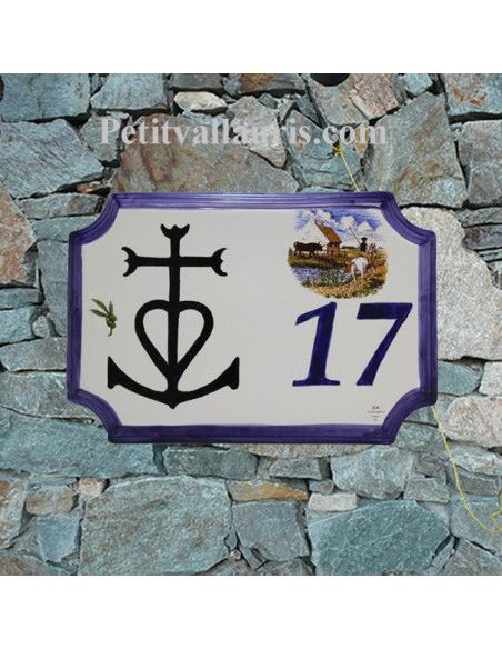 Plaque entrée de Maison en céramique décor et texte personnalisés croix camarguaise inscription personnalisée et bord bleu