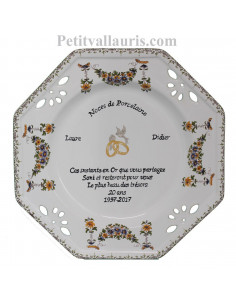 Grande assiette de Mariage modèle octogonale décor fleurs tradition polychrome gravure noces de porcelaine