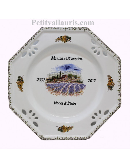 Assiette d'anniversaire en faience ajourée motif mimosas et champs de lavande avec inscription personnalisée