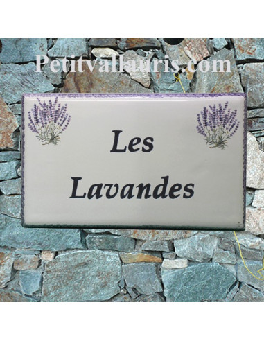 Plaque de Villa en céramique modèle rectangle décor bouquets de lavandes bord et inscription personnalisée bleue