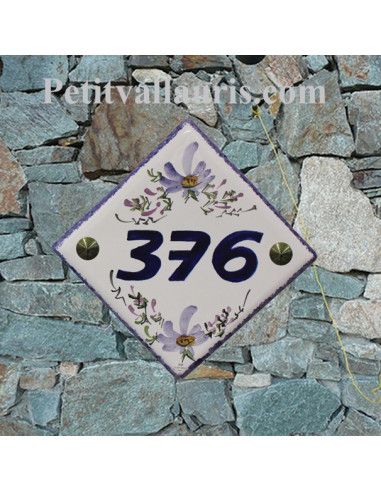 Plaque numéro de maison en faience émaillée motif artisanal fleurs bleues + chiffre personnalisé bleu