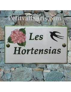 Plaque pour maison en faïence motif artisanal Les hortensias et hirondelle + inscription personnalisée