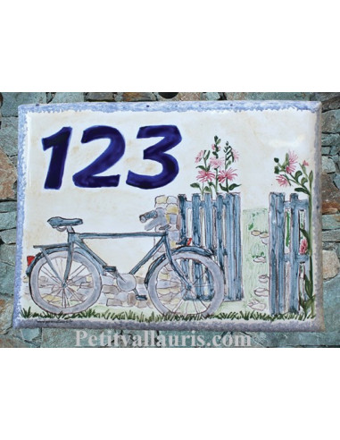 Plaque de maison n céramique émaillée motifs artisanaux Bicyclette et portail + inscription personnalisée bleue