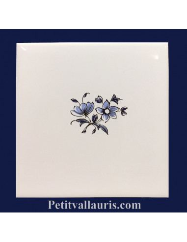 Carreau blanc avec décor petites fleurs variées bleue décor de Tradition
