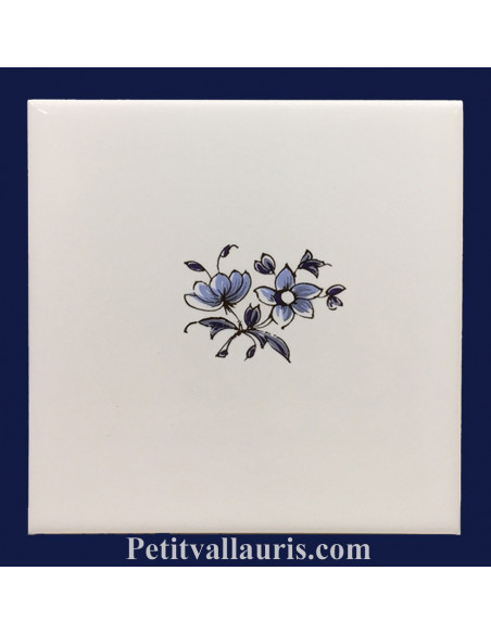 Carreau blanc avec décor petites fleurs variées bleue décor de Tradition