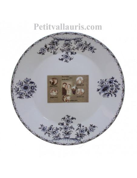 Assiette en porcelaine blanche décor fleurs bleues avec motif central personnaliséBlason ou montage photo 