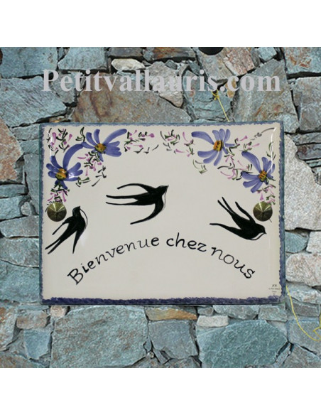 plaque de maison céramique décor hirondelles fleurs bleues inscription personnalisée couleur noire