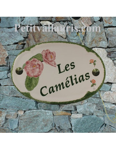 Plaque en céramique émaillée pour maison de forme ovale décor artisanal fleurs camélias +personnalisation