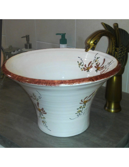 Vasque en faience blanche de forme évasée décor artisanal fleurs marron clair