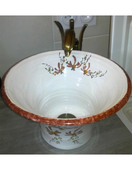 Vasque en faience blanche de forme évasée décor artisanal fleurs marron clair