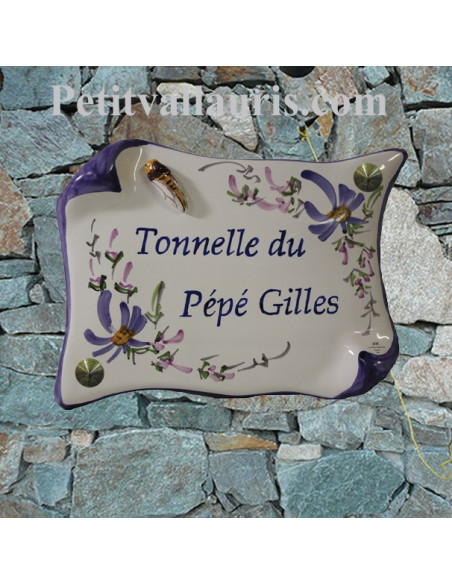 Plaque de Maison en faience modèle parchemin motif artisanal fleurs bleues inscription personnalisée bleue