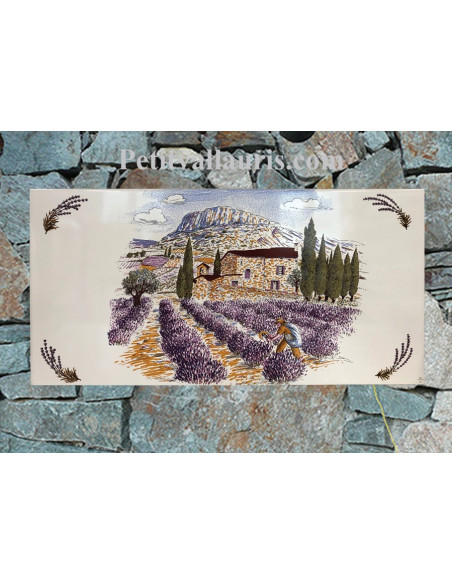 Fresque céramique modèle sur grand carreau rectangulaire décor paysage provençal et récolte des lavandes sur fond blanc brillant