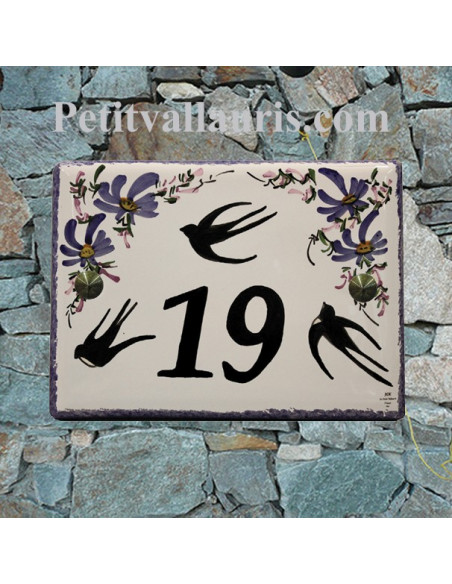 plaque de maison céramique décor hirondelles fleurs bleues inscription personnalisée couleur noire