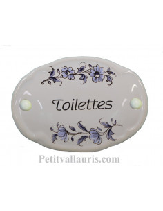 Plaque ovale de porte en faience blanche avec inscription Toilettes décor fleurs reproduction vieux moustiers bleu 