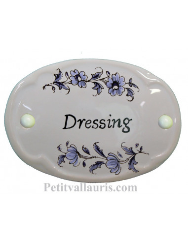 Plaque ovale de porte en faience blanche avec inscription Dressing décor fleurs reproduction vieux moustiers bleu 