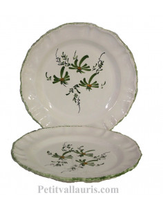 Assiette plate en faience blanche modèle Louis XV décor artisanal Fleuri vert
