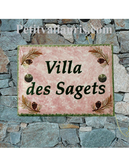 plaque de maison en céramique décor pignes de pin fond rose inscription personnalisée verte