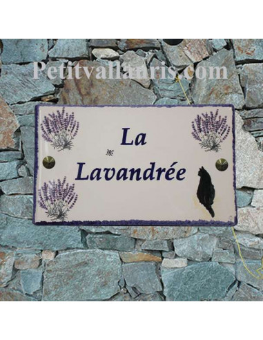 Plaque pou maison en céramique modèle rectangle décor bouquets de lavandes + chat bord et inscription personnalisée bleue
