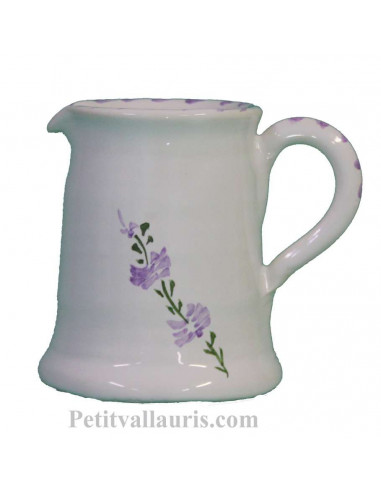 Petit pot à lait en faience blanche décor motifs artisanaux fleurs de lavande mauve-parme collection Nana'60