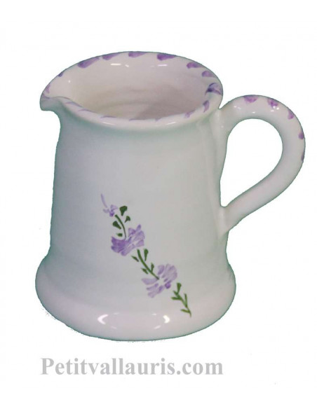 Petit pot à lait en faience blanche décor motifs artisanaux fleurs de lavande mauve-parme collection Nana'60