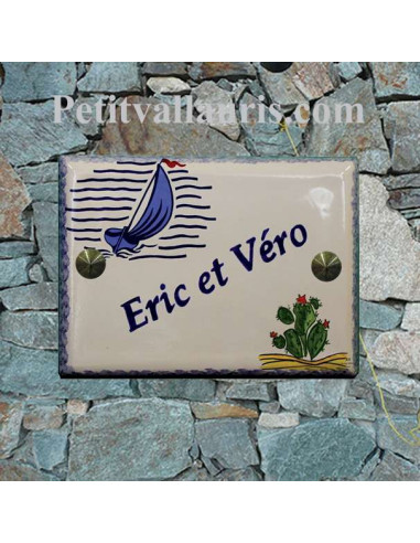 plaque pour maison céramique décor voilier stylisé et cactus bord et inscription personnalisée bleue