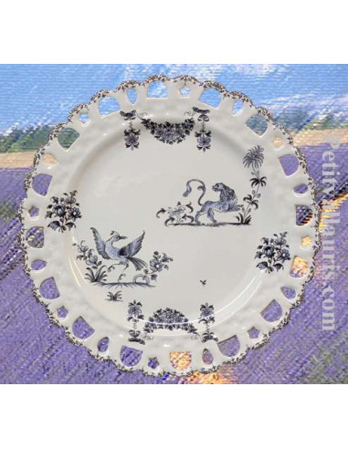 Assiette en faience blanche modèle Tournesol décor reproduction moustiers camaieux de bleus