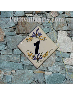 Petite plaque pour chiffre de maison en céramique décor artisanal fleurs bleues et feuilles orangées pose diagonale