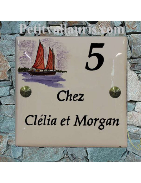 Grande plaque de maison en céramique modèle carrée motif bateau du sud de la bretagne le Sinagot + inscription personnalisée