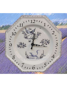 Horloge murale en faïence blanche modèle octogonale reproduction motifs vieux moustiers bleu