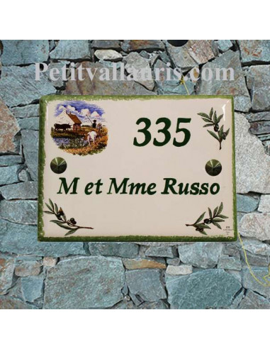 plaque de maison céramique décor paysage camargue et brins d'olivier marquage personnalisé vert