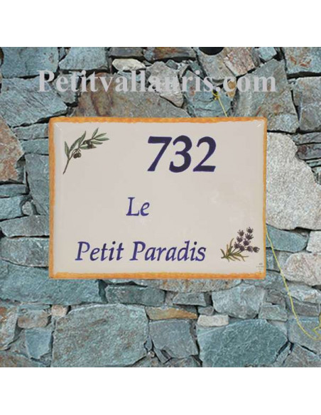 plaque de maison en céramique décor brins d'olives et de lavandes bord ocre-jaune inscription personnalisée bleue