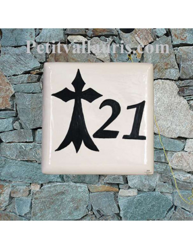 Plaque numéro de Maison en faience artisanale motif Hermine bretonne inscription personnalisée noire