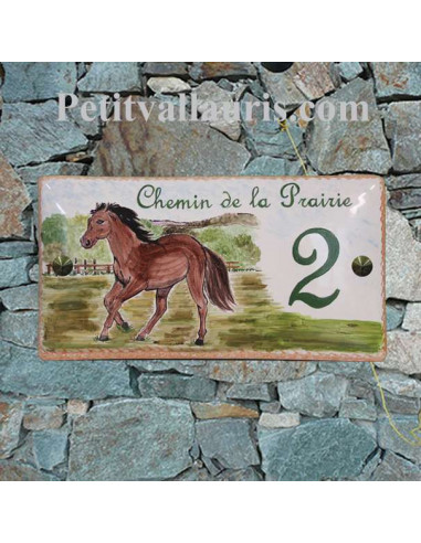 Plaque de Maison en céramique émaillée décor artisanal cheval dans la prairie + inscription personnalisée