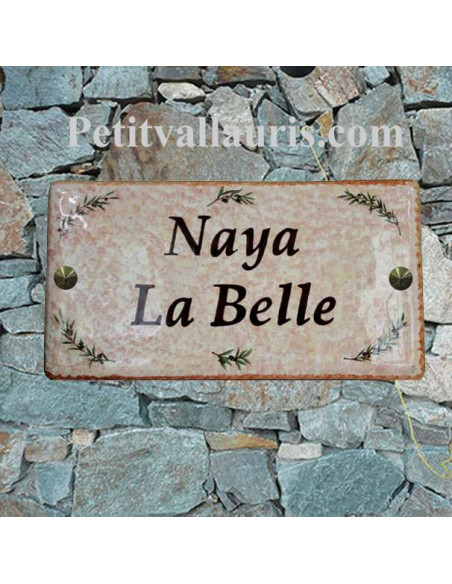 Grande plaque de maison rectangulaire 20x40 en céramique émaillée motif brins d'olives et fond ocre clair + personnalisation