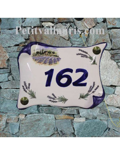 Plaque de Maison en faience modèle parchemin motif cabanon et champs de lavandes inscription personnalisée bleue