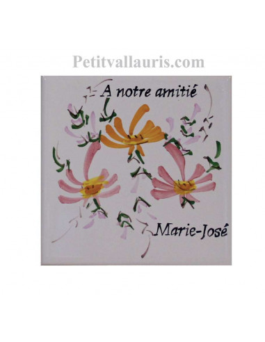 Motif artisanal sur Carreau décor fleuri orange et rose taille 10 x 10 cm