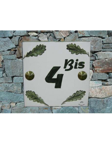 Plaque numéro de maison en faience émaillée décor artisanal feuilles de chêne + chiffre personnalisé vert