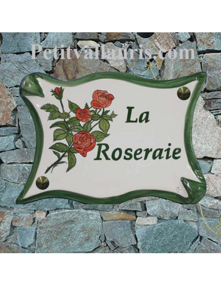Plaque pour maison modèle parchemin en céramique motif roses rouges + personnalisation verte