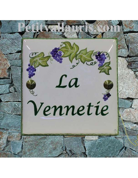 Grande plaque de maison en céramique modèle carrée motif artisanal treille grappe de raisin texte personnalisé