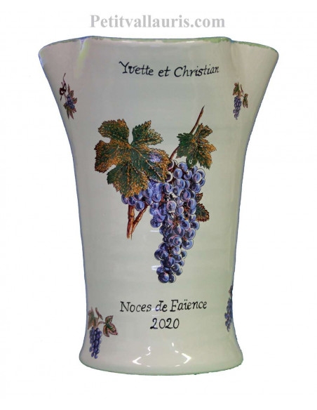 Vase modèle Glaïeul en faïence blanche décor grappes de raisin