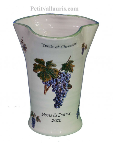 Vase modèle Glaïeul en faïence blanche décor grappes de raisin