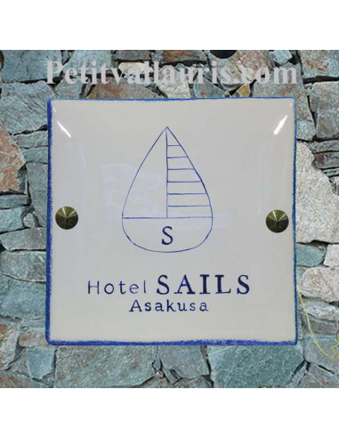 Grande plaque en céramique modèle carrée avec logol Hotel Sails et kit de fixation